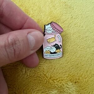 Cute cat antidepressant bottle pin brand new ✨